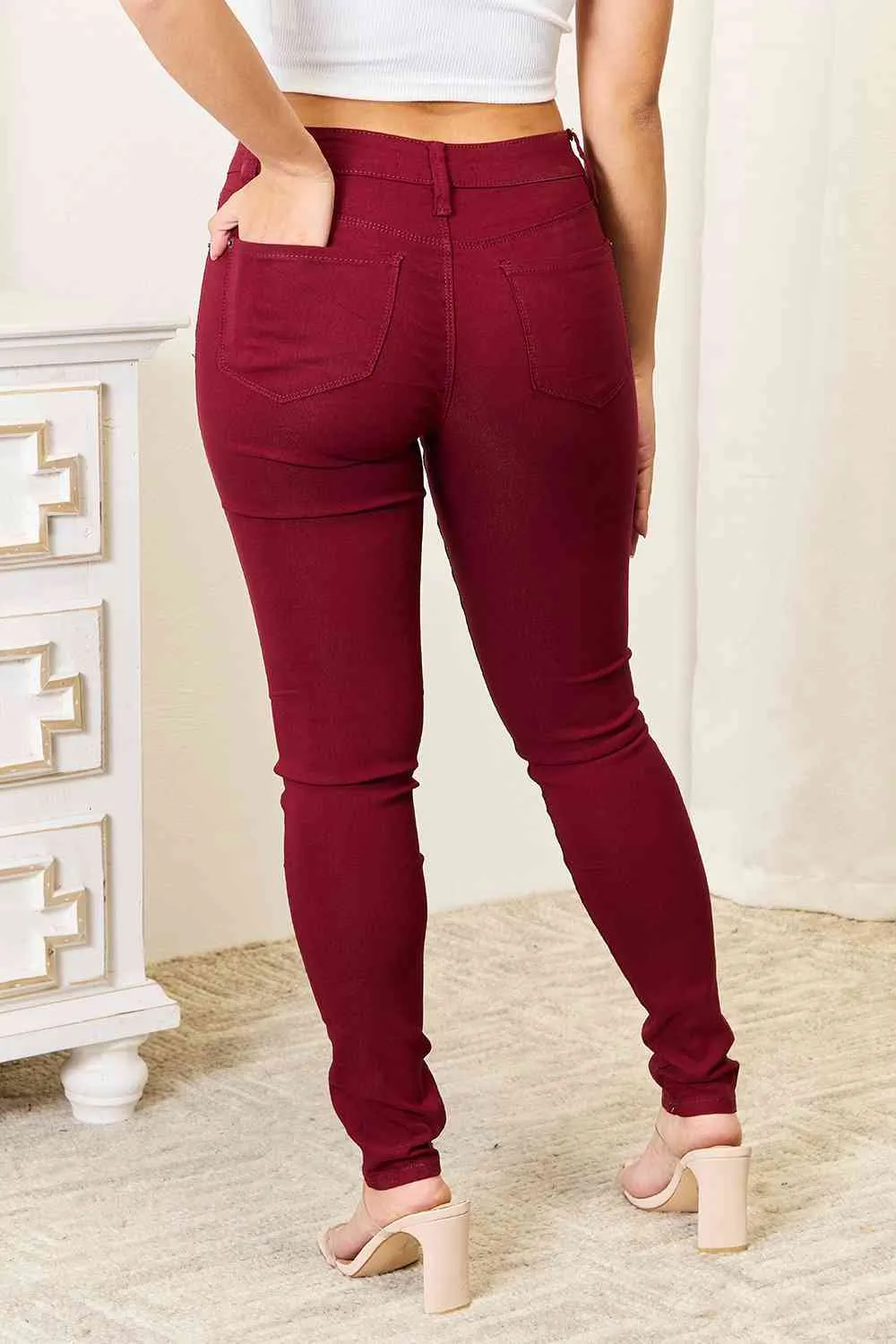 Chic and Comfortable Slim Fit Jeans with Functional Pockets