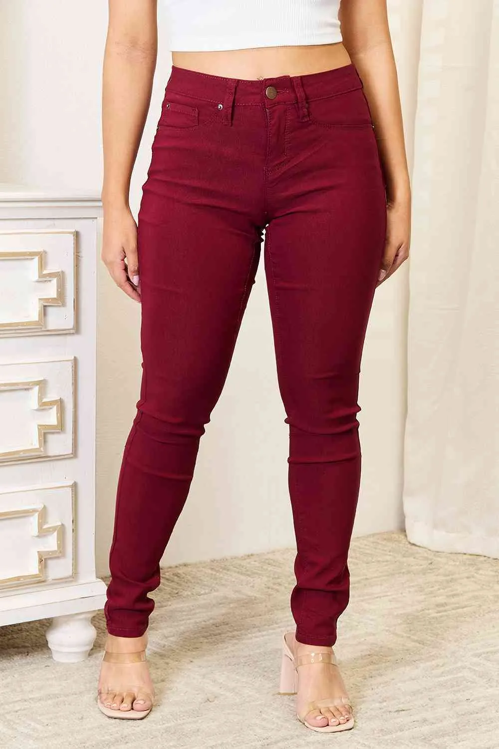 Chic and Comfortable Slim Fit Jeans with Functional Pockets
