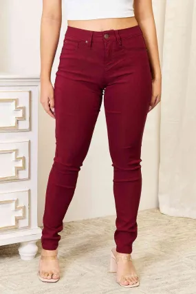 Chic and Comfortable Slim Fit Jeans with Functional Pockets