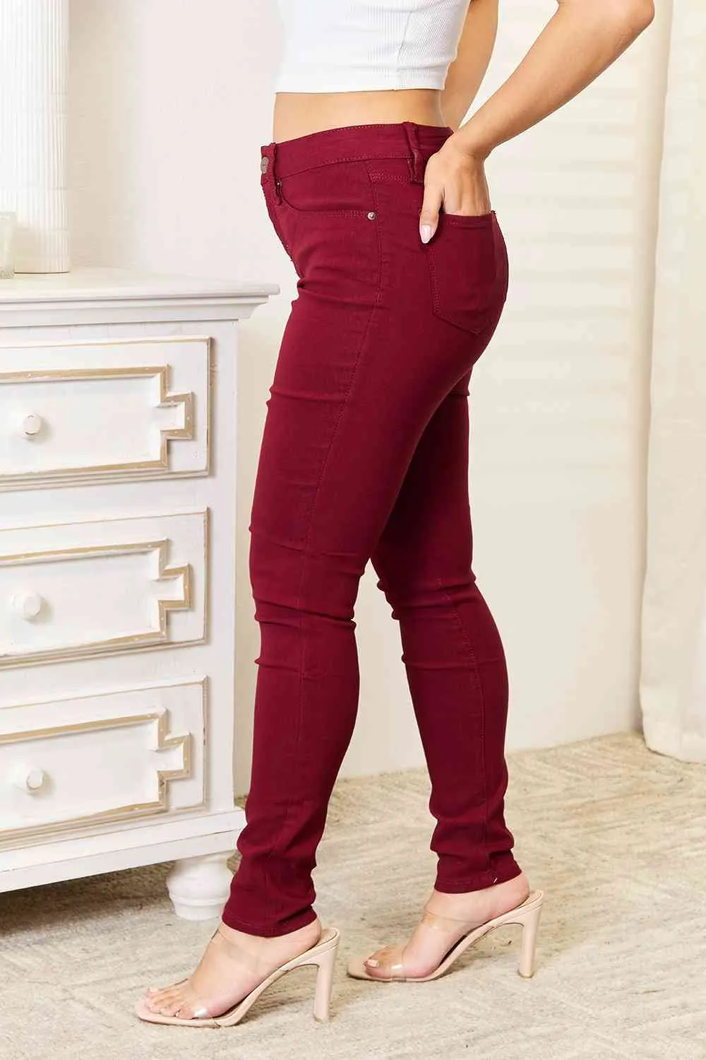 Chic and Comfortable Slim Fit Jeans with Functional Pockets
