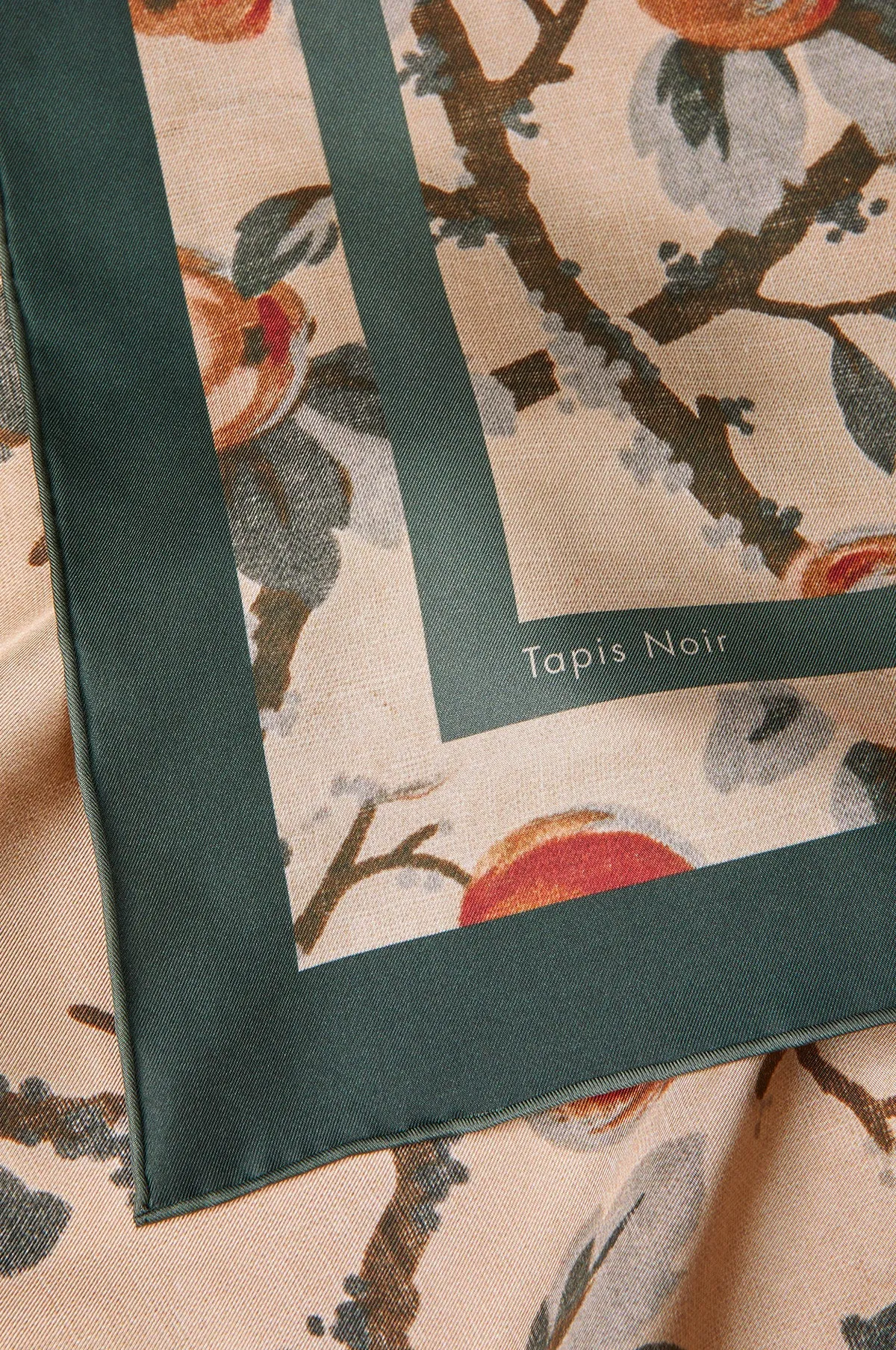 Classical Apple Scarf Beige