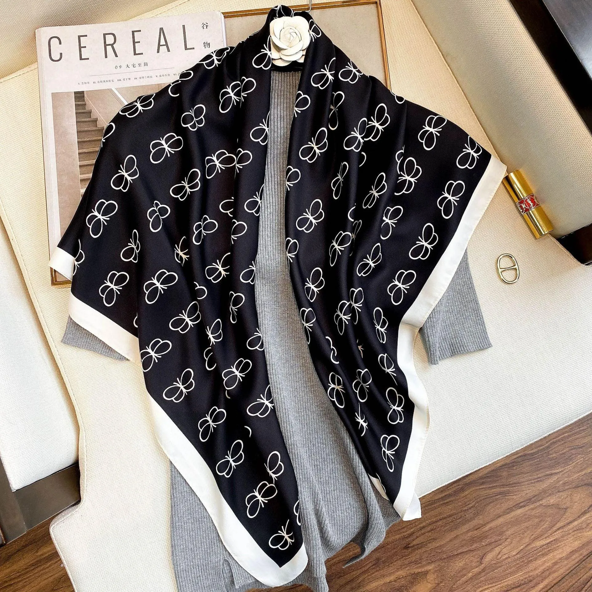 Elegant 90x90cm Silk-Feel Scarf for Women - Luxurious and Versatile Accessory