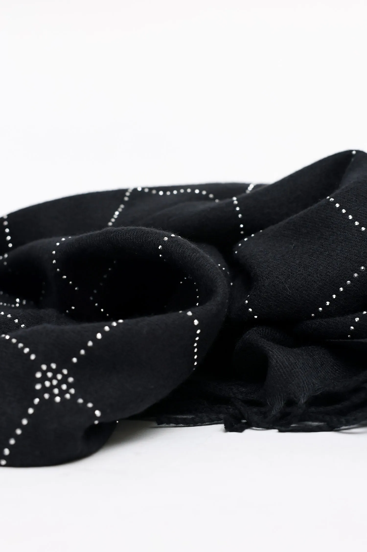 ELEGANT GEOMETRIC STUDDED SCARF