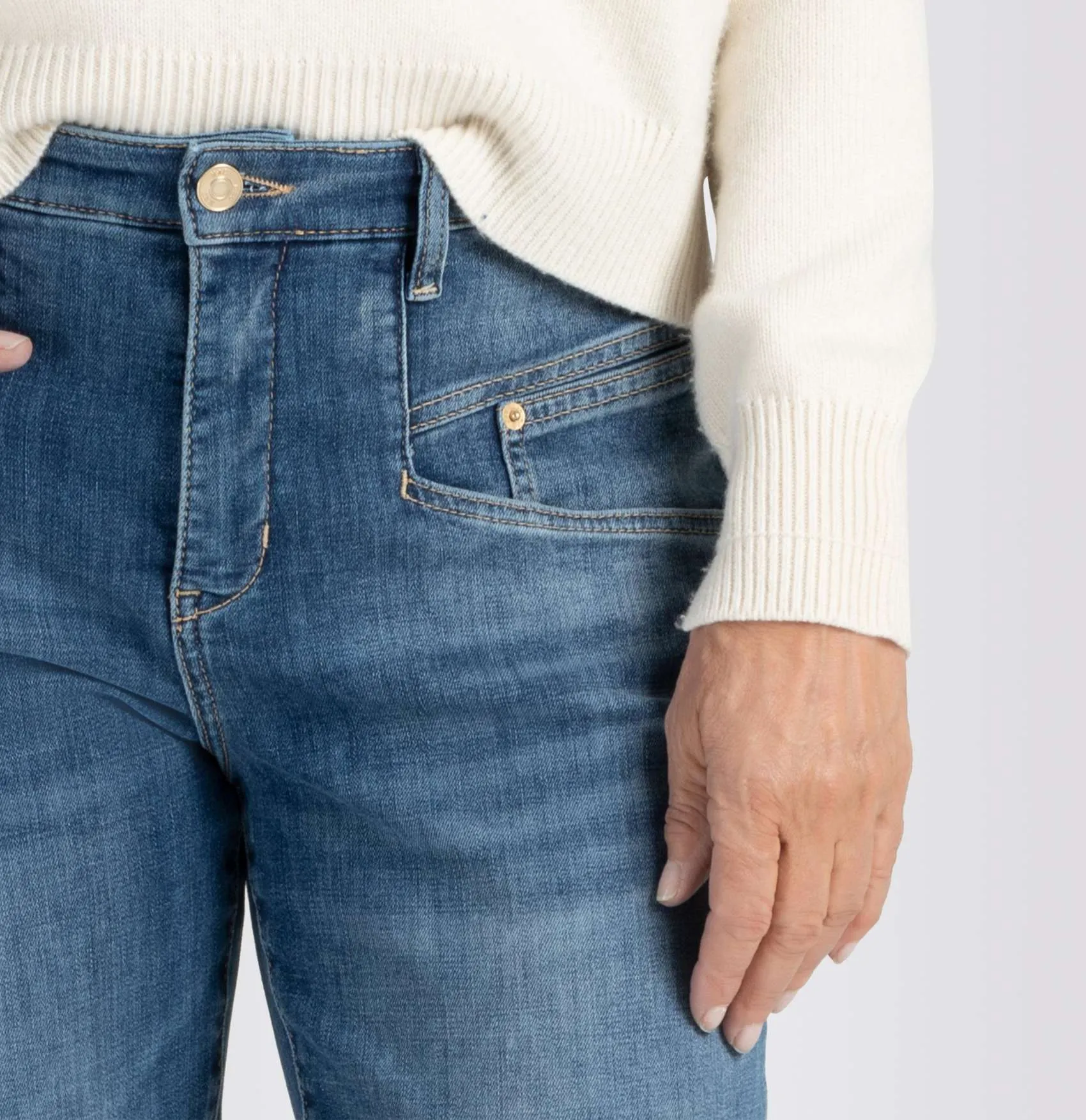 MAC <BR>
Carrot Mom Fit Jean <BR>
Blue <BR>