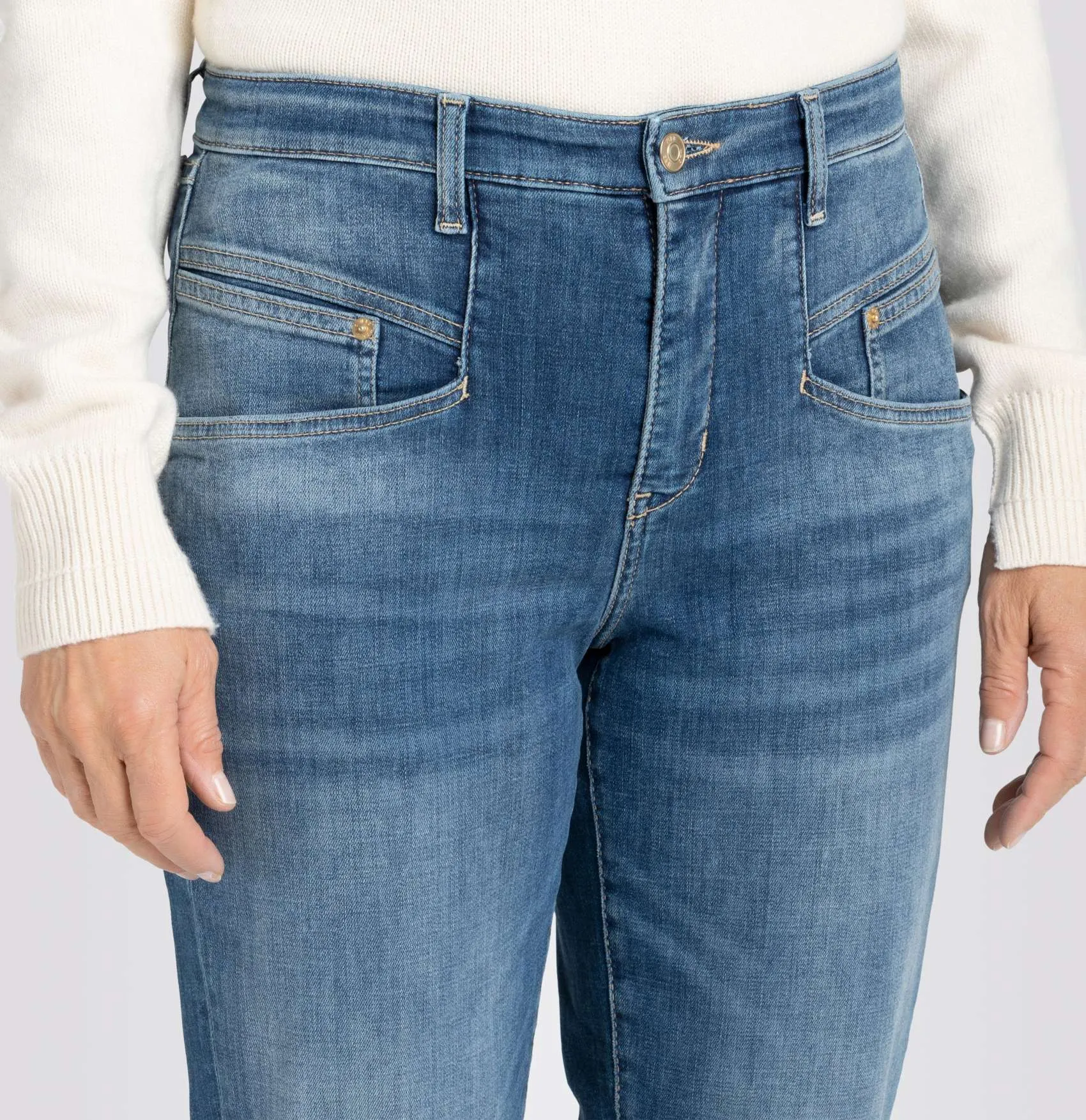 MAC <BR>
Carrot Mom Fit Jean <BR>
Blue <BR>