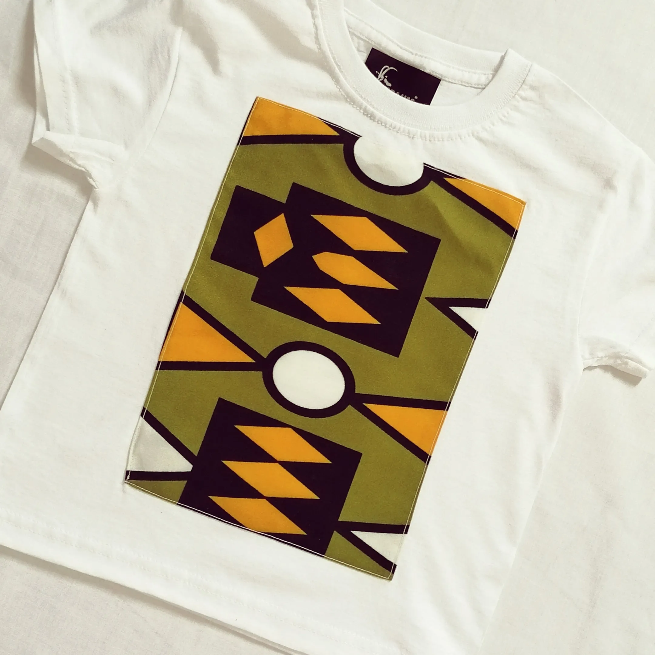 T-shirt in white with dry green Samakaka
